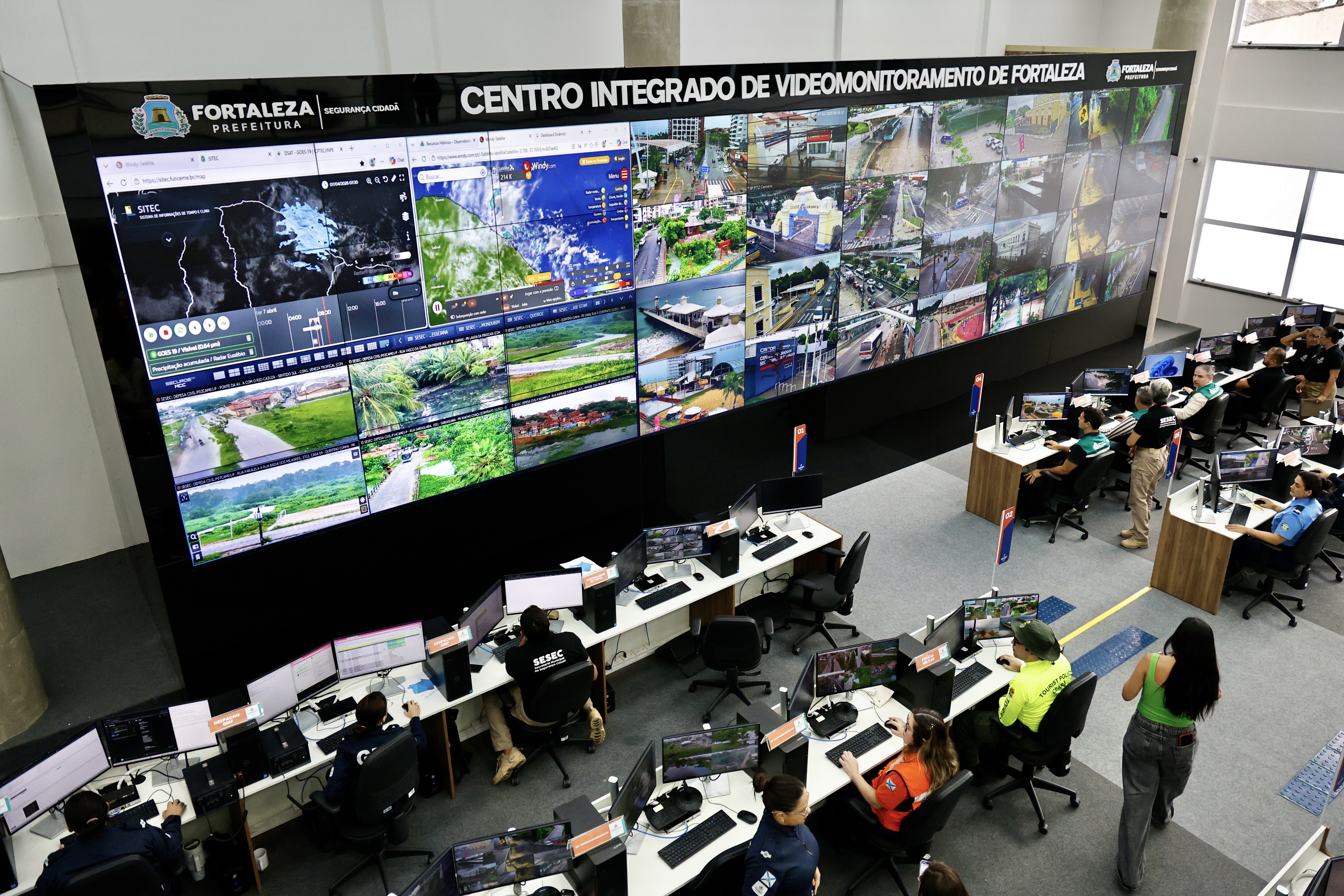 Imagem aberta do centro mostrando videomonitoramento com 40 telas 